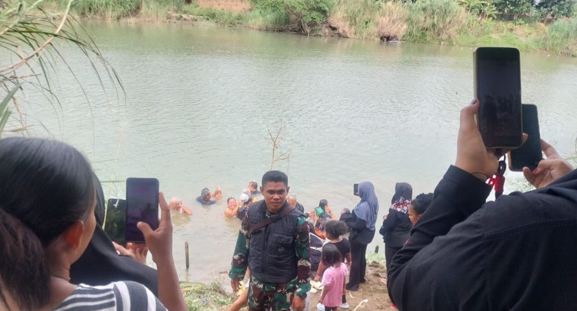 Babinsa Koramil 1602 Sindang Indramayu Monitoring Acara Ritual Memandikan Pusaka Desa Rambatan Wetan 