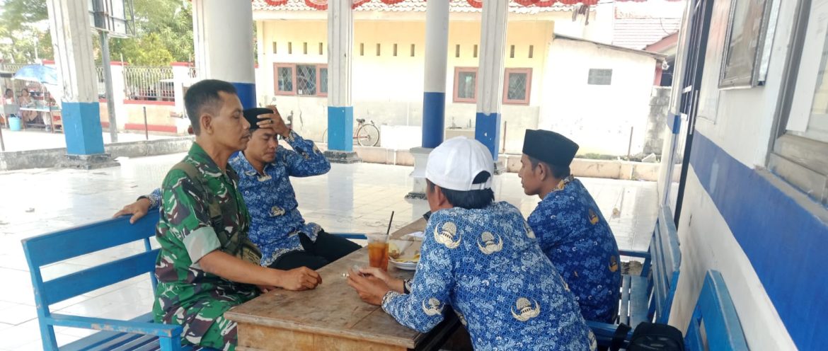 Serka Muhaemin Anggota Koramil 1602 Sindang Indramayu Melakukan Komsos Bersama Pamongdesa Brondong