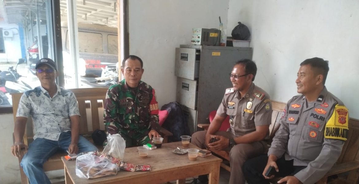 Babainsa Koramil 1608 Karangampel Indramayu Komsos Dengan Kasi Trantibum Kecamatan Kedokan Bunder