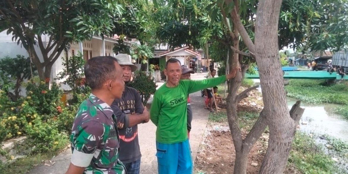Komsos Babinsa Desa lobener Sertu Edy Anggota Koramil 1604/Jatibarang Bersama Masyarakat Desa Lobener 