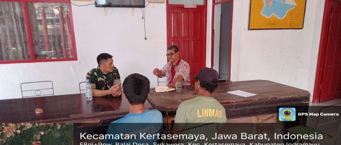 Babinsa Koramil 1605 Sukagumiwang Indramayu Melakukan Komsos Bersama Masyarakat dan Kepala Desa Sukawera