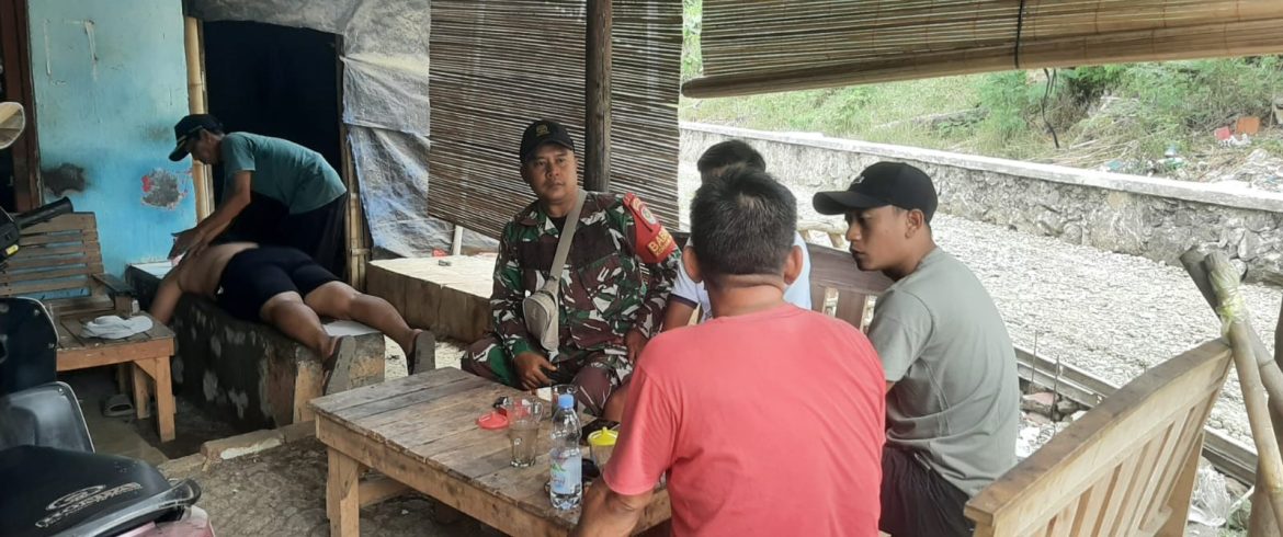 Anggota Koramil 1604 Jatibarang Indramayu Melakukan Komsos Bersama Masyarakat Desa Krasak