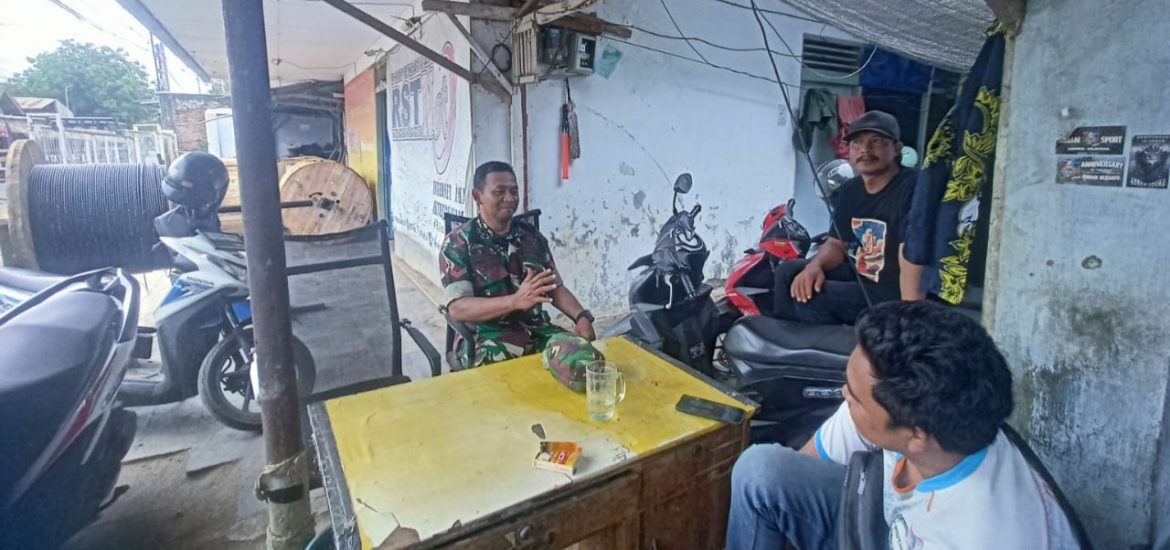 Anggota Koramil 1611 Losarang Indramayu Melakukan Komsos Bersama Masyarakat Blok Karanganyar Desa Jangga 