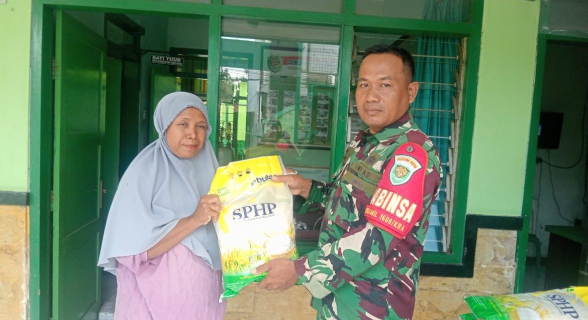 Personil Koramil 1608 Karangampel Indramayu Melakukan Penjualan Beras Medium Kemasan 5 Kg SPHP