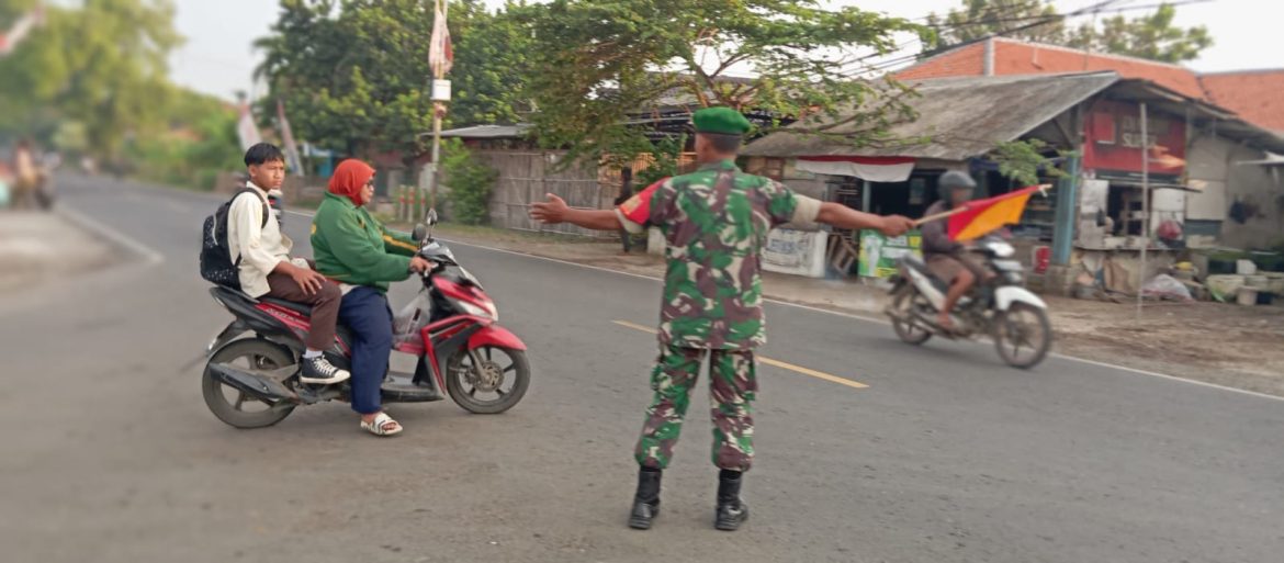 Babinsa Koramil 1609 Juntinyuat Indramayu Bantu Masyarakat dan Anak Sekolah Untuk Menyebrang Jalan Raya Juntikebon