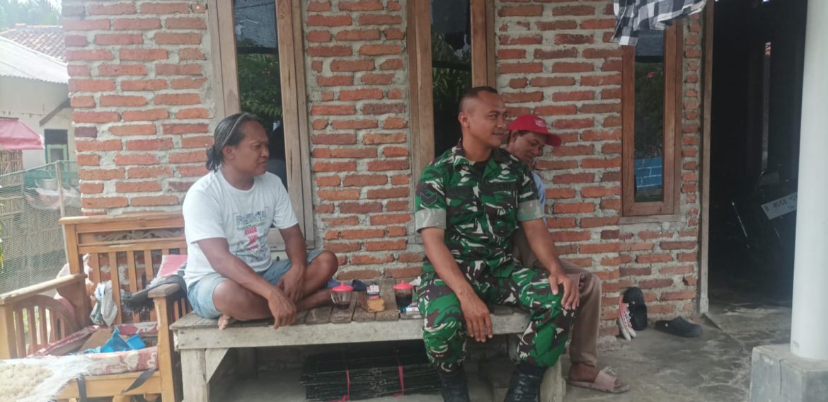 Babinsa Koramil 1602 Sindang Indramayu Melakukan Komsos Dengan Lurah dan Masyarakat Desa Totoran 