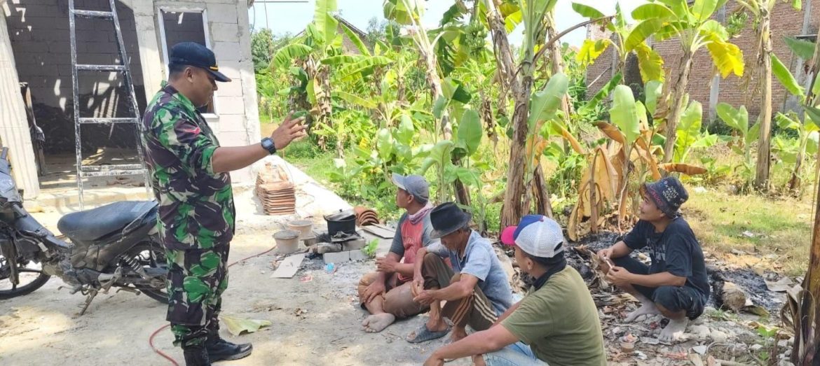 Babinsa Koramil 1608 Karangampel Indramayu Melakukan Komsos Dengan Masyarakat dan Petani Tentang Keamanan di Desa Kedokanbunder Wetan 