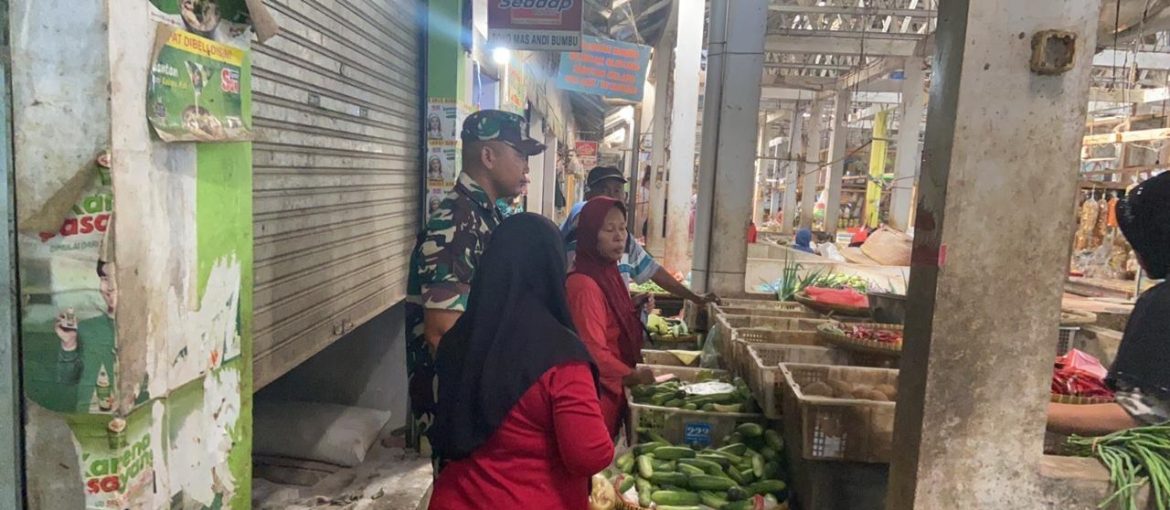 Babinsa Koramil 1605 Sukagumiwang Indramayu Monitoring Sekaligus Pendataan Harga Bahan Kebutuhan Pokok 