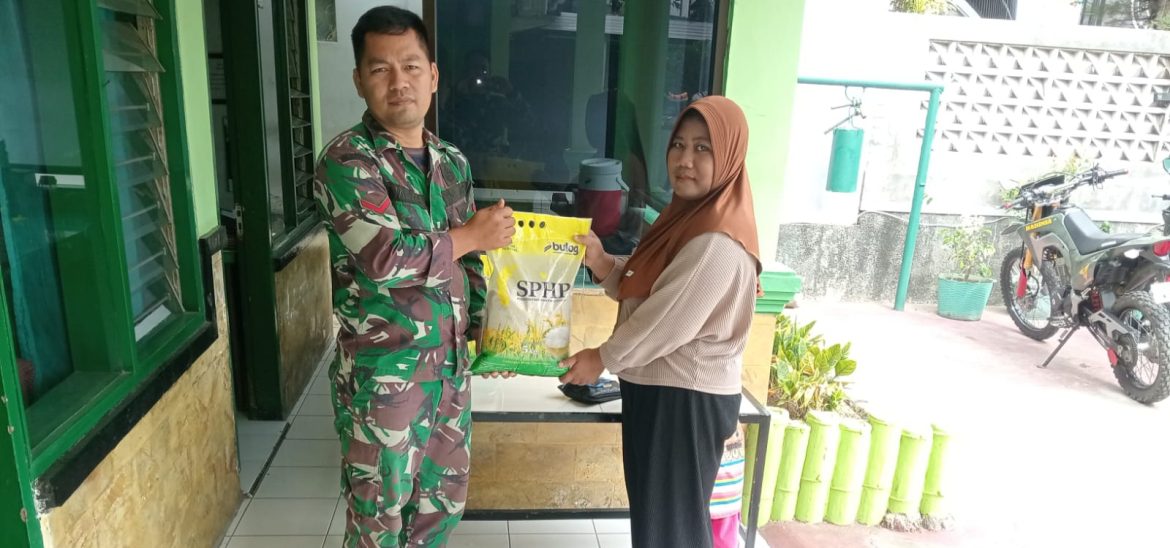 Babinsa Koramil 1608 Karangampel Indramayu Melakukan Penjualan Beras Medium Kemasan 5 Kg SPHP, (*Gerakan Pangan Murah*) GPM