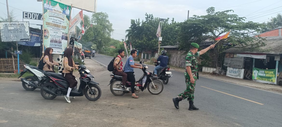 Babinsa Koramil 1609 Juntinyuat Indramayu Bantu Masyarakat dan Anak Sekolah Menyebrang Jalan Raya Juntikebon