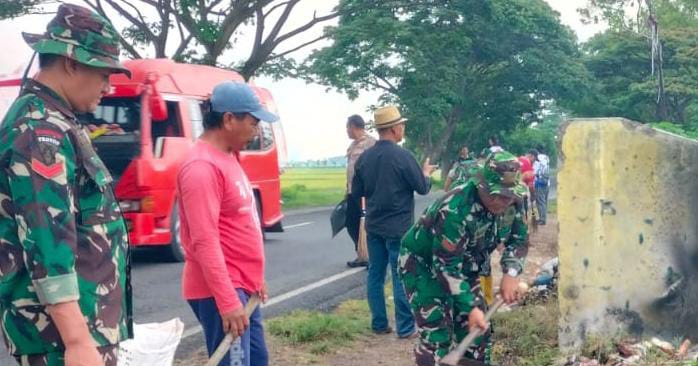 Danramil 1609 Juntinyuat Indramayu Melakukan Gerakan Gotong Royong Kerja Bakti Massal Dalam Rangka World Cleanup Day (WCD)Tahun 2025