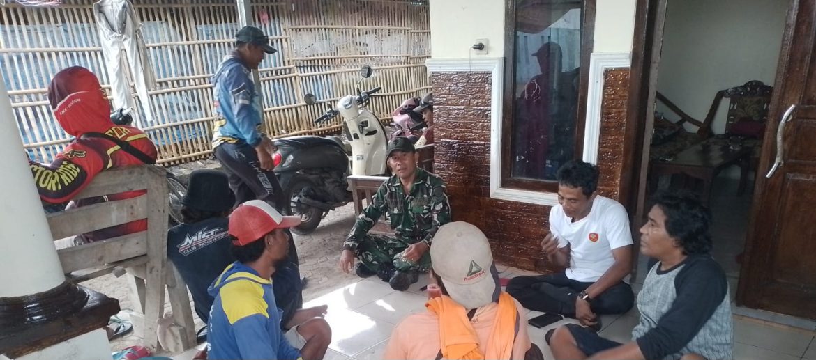 Babinsa Koramil 1611 Losarang Indramayu Melakukan Komsos Bersama Masyarakat Desa Ranjeng