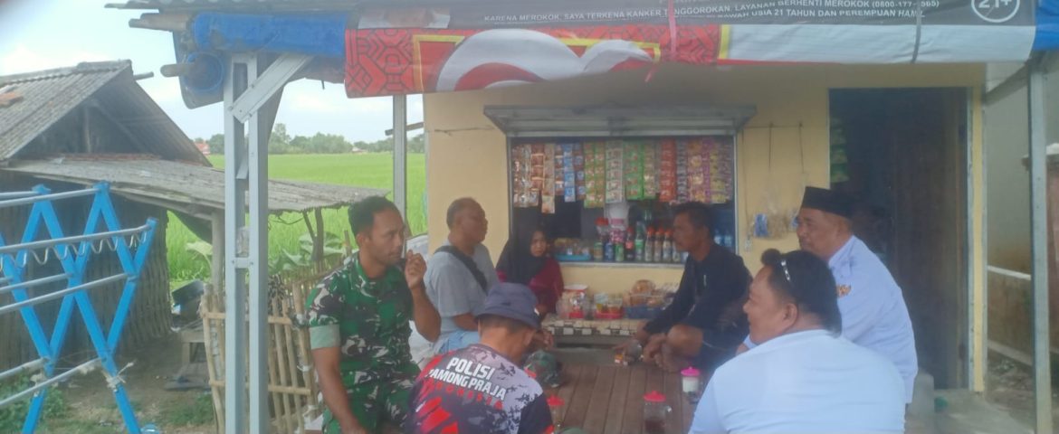 Anggota Koramil 1603 Lohbener Indramayu Melakukan Komsos Bersama Masyarakat Desa Lanjan