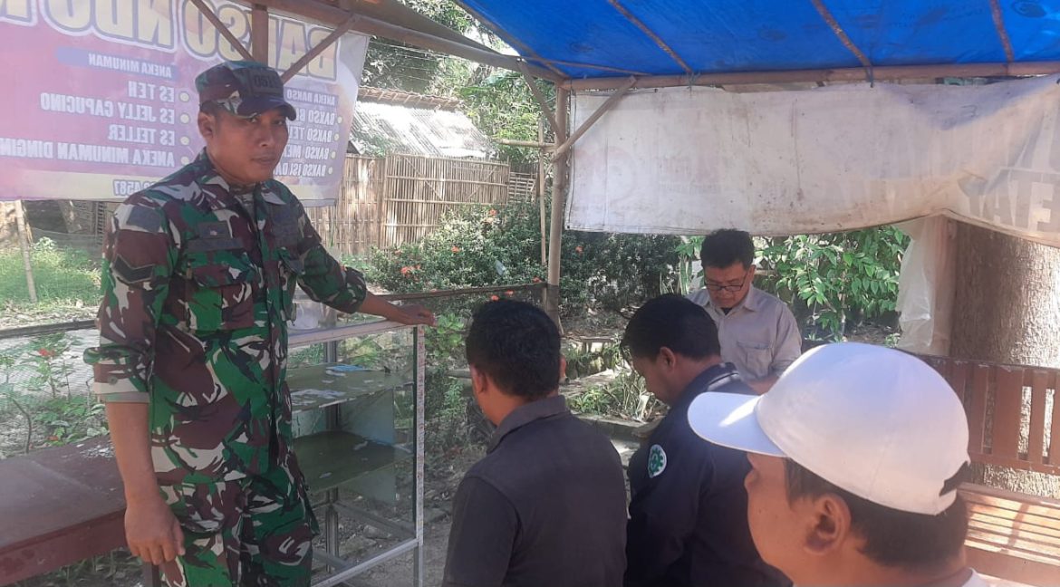 Sertu Juni anton Anggota Koramil 1604/Jatibarang Indramayu Bersama Masyarakat Desa Jatisawit Kecamatan Jatibarang 