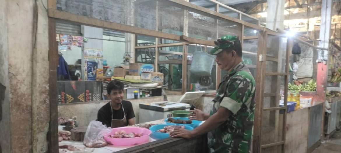 Anggota Koramil 1605 Sukagumiwang Indramayu Monitoring Sekaligus Pendataan Harga Bahan Pokok 