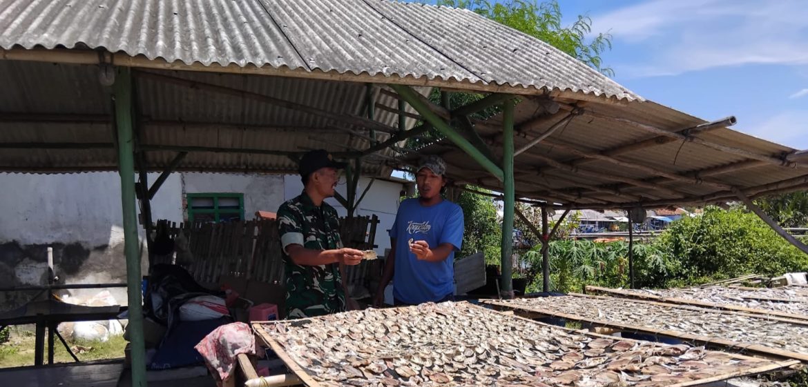 Babinsa Koramil 1602 Sindang Indramayu Melakukan Komsos Bersama Warga Desa Cangkring 