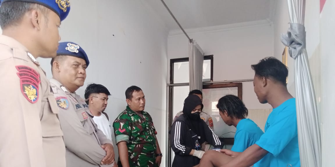 Babinsa Koramil 1609 Juntinyuat Indramayu Bantu Perahu dab Nelyan Tenggelam di Perairan Juntinyuat
