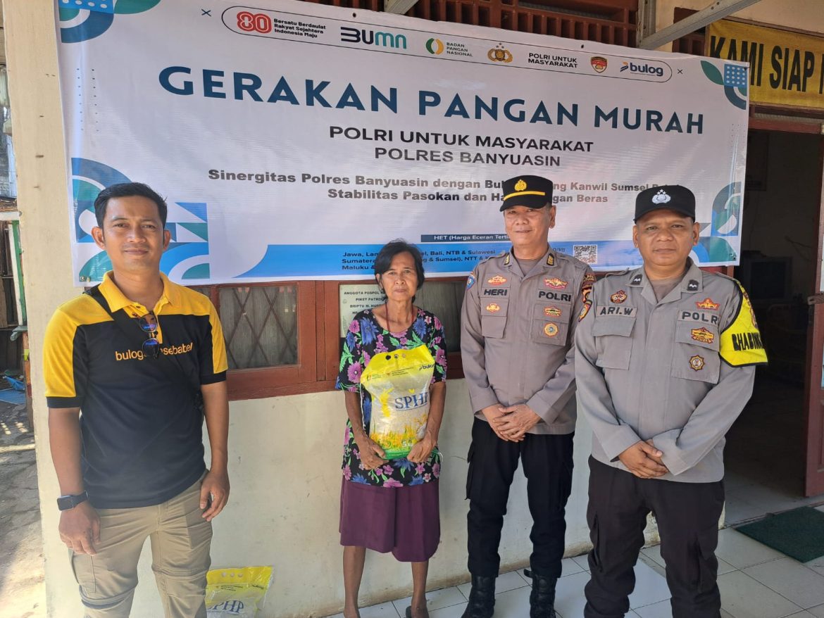 Polsek Talang Kelapa melaksanakan Gelar Gerakan Pangan Murah di Dua Lokasi sebanyak 12 ton   Humas Polres Banyuasin Polda Sumsel   Banyuasin – Polres Banyuasin dan Polsek Talang Kelapa bekerja sama dengan Perum Bulog Cabang Karwil Sumsel Babel menggelar Gerakan Pangan Murah (GPM) di dua lokasi, yaitu Pasar Rawa Maju dan Halaman Pos Pol Kenten, Kecamatan Talang Kelapa, Kabupaten Banyuasin, pada Jumat (19/9/2025).  Di Pasar Rawa Maju, Gerakan Pangan Murah Polri (GPM Polri) Polres Banyuasin Sinergitas Polres Banyuasin dengan Perum Bulog menjual beras SPHP (Stabilisasi Pasokan dan Harga Pangan) sebanyak 6 ton atau 1.200 karung dengan harga Rp 58.000 per 5 kg. Kegiatan ini dipimpin oleh Padal AKP Sugeng Rifa’i dengan 15 personel lainnya.  Sementara itu, di Halaman Pos Pol Kenten Laut, Gerakan Pangan Murah Polri (GPM Polri) Polres Banyuasin Sinergitas Polres Banyuasin dengan Perum Bulog juga menjual beras SPHP sebanyak 6 ton atau 1.200 karung dengan harga Rp 58.000 per 5 kg. Kegiatan ini dipimpin oleh Padal AKP Heri Pujo Hartono dengan 10 personel lainnya.  Kegiatan ini bertujuan untuk menjaga stabilitas pasokan dan harga pangan, khususnya beras, serta memastikan ketersediaan beras dengan harga terjangkau bagi masyarakat.   Polsek Talang Kelapa bekerja sama dengan pihak Kecamatan dan Kelurahan/Desa menyiapkan lokasi dan sarana prasarana, sementara Bhabinkamtibmas telah mensosialisasikan kegiatan ini kepada masyarakat sebelumnya.  Personel Polsek Talang Kelapa yang dipimpin langsung oleh Kapolsek Talang Kelapa AKP Herli Setiawan SH MH melaksanakan pengamanan guna memastikan jalannya pendistribusian/penjualan beras SPHP berjalan dengan baik dan situasi aman kondusif.  Hasil kegiatan ini adalah seluruh beras SPHP yang dibawa oleh Bulog ke lokasi penjualan sebanyak 12 ton telah terjual habis. Harga beras SPHP yang dijual oleh Bulog di lokasi adalah Rp 58.000 per kantong berisi 5 kg beras, atau Rp 11.500 per kg.  Kegiatan Gerakan Pangan Murah Polri Polres Banyuasin dan Polsek Talang Kelapa selesai dilaksanakan pada pukul 11.00 WIB dengan situasi yang aman dan kondusif