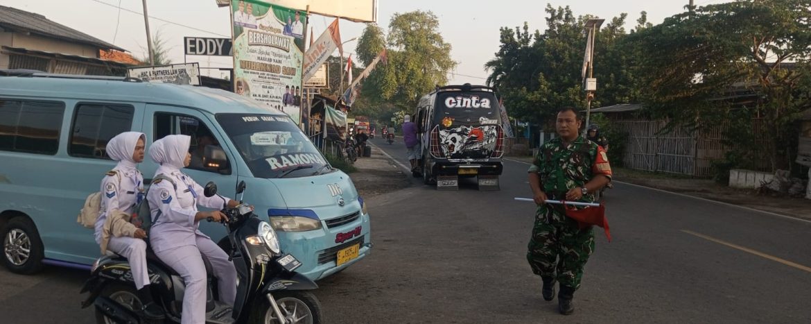 Anggota Koramil 1609 Juntinyuat Indramayu Bantu Masyarakat dan Anak Sekolah Menyebrang di Jalan Raya Desa Juntikebon