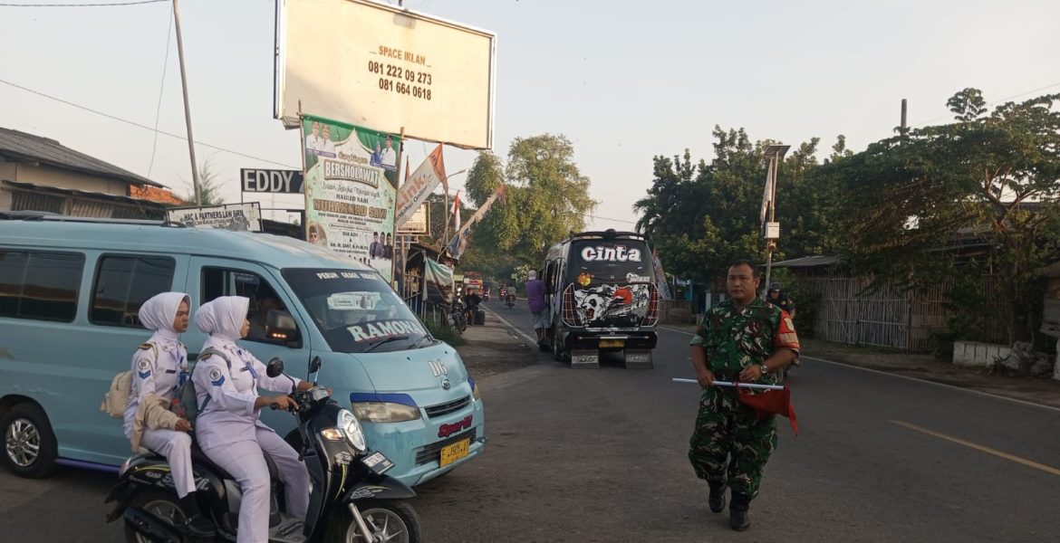 Anggota Koramil 1609 Juntinyuat Indramayu Bantu Masyarakat dan Anak Sekolah Menyebrang di Jalan Raya Desa Juntikebon