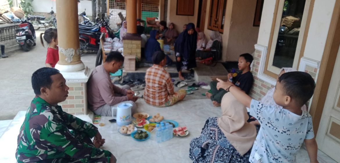 Anggota Koramil 1605 Sukagumiwang Indramayu Melakukan Komsos Bersama RT dan Masyarakat