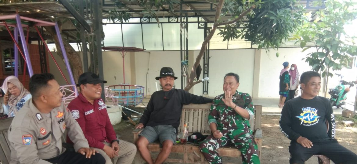 Babinsa Koramil 1604 Jatibarang Indramayu Melakukan Komsos Bersama Masyarakat Tokoh Pemuda Desa Bulak lor