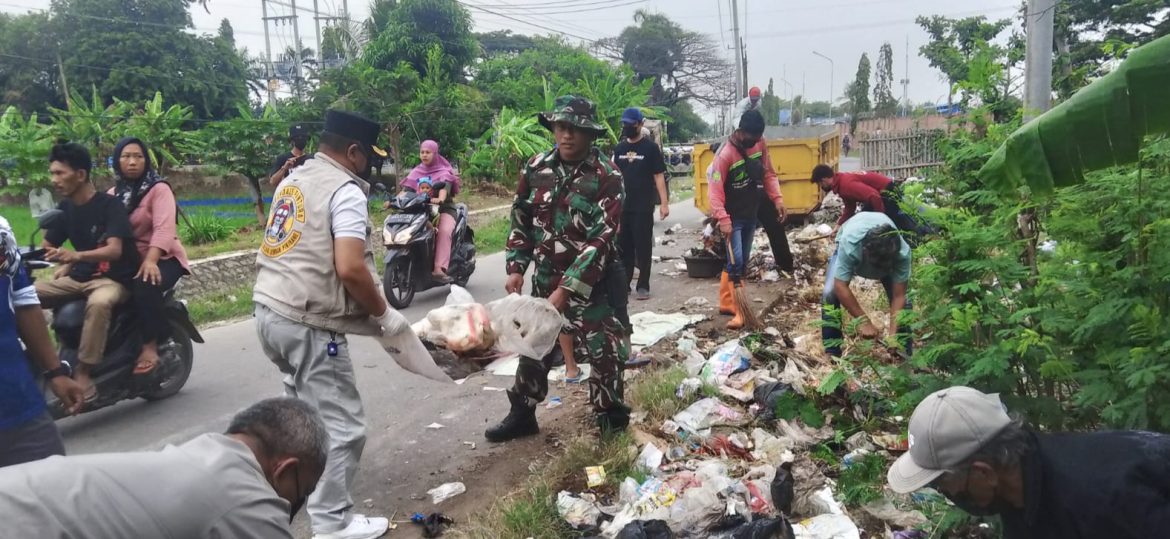 Babinsa Koramil 1608 Karangampel Indramayu Melakukan Karya Bhakti , HUT TNI ke-80,Dengan Tema “Merdeka Sampah” di Desa kedokan Agung