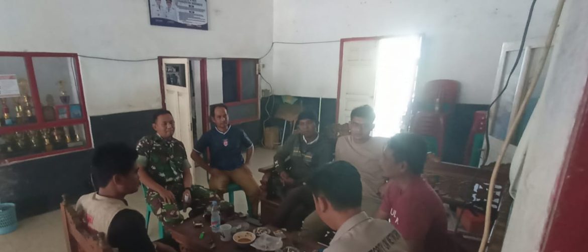 Anggota Koramil 1611 Losarang Indramayu Melakukan Komsos Bersama Pamong dan Masyarakat Desa Jangga 