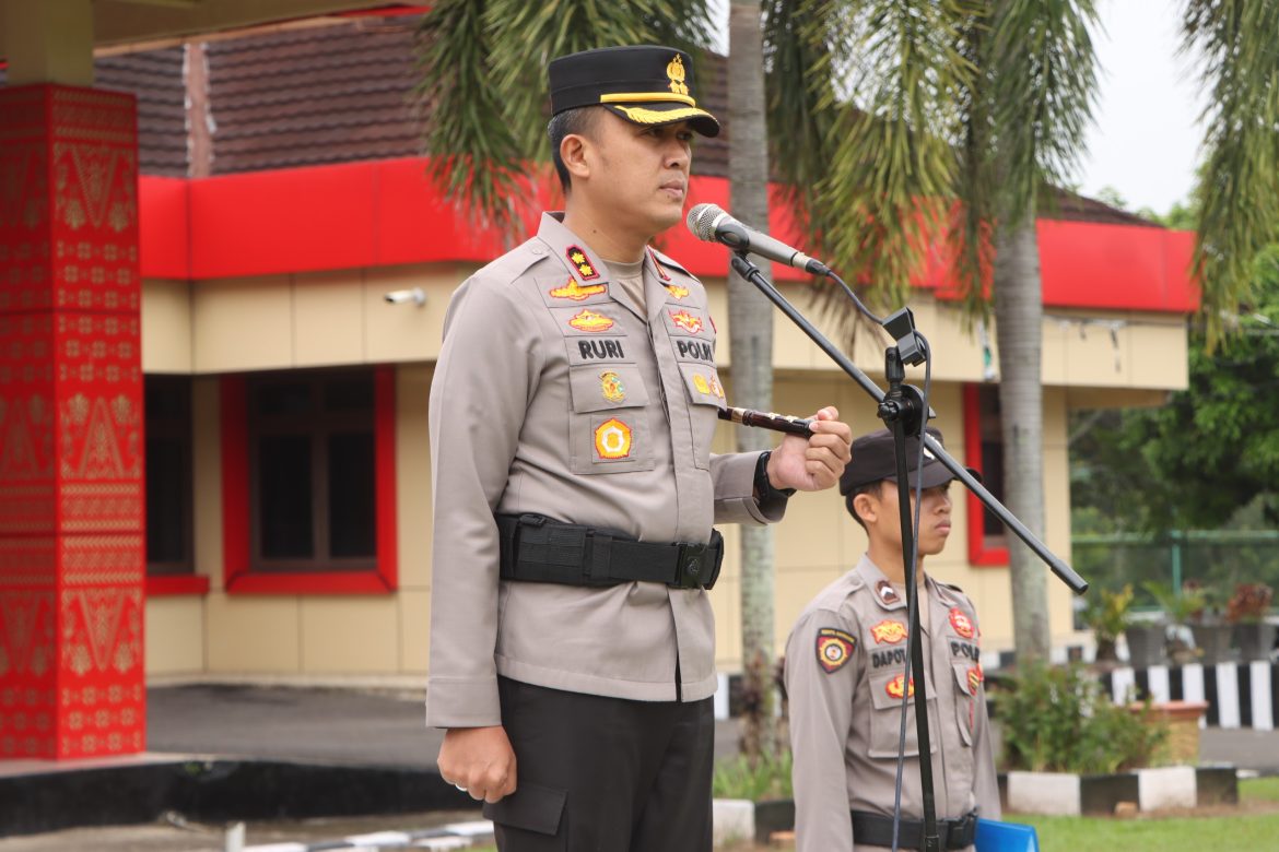 Kapolres Banyuasin pimpin apel pagi di lapangan apel Mapolres Banyuasin