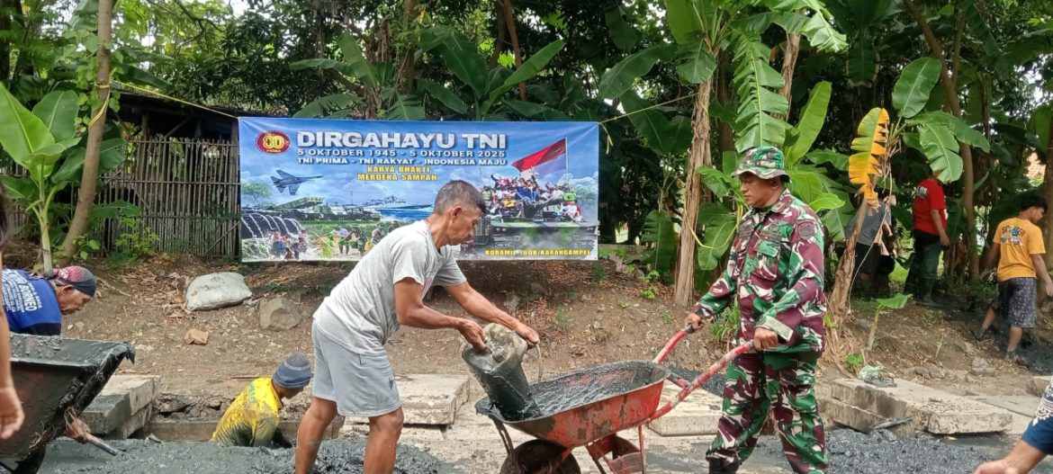 Peringati HUT TNI Ke-80, Anggota Koramil 1608 Karangampel Indramayu Menggelar Karya Bhakti Pembersihan Saluran Air