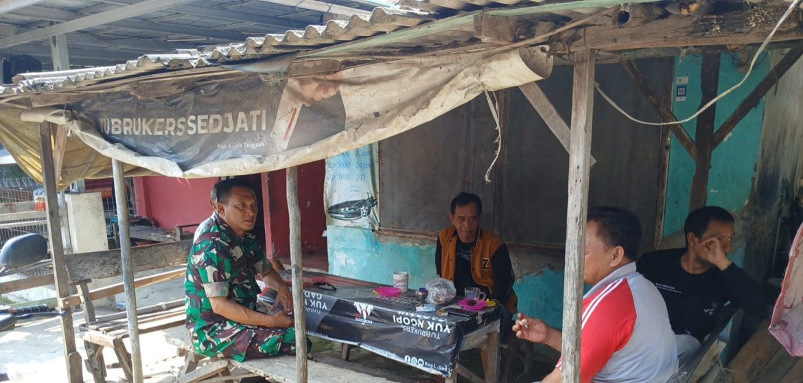 Babinsa Koramil 1605 Sukagumiwang Indramayu Melakukan Komsos Bersama Warga Masyarakat Desa Tulungagung 