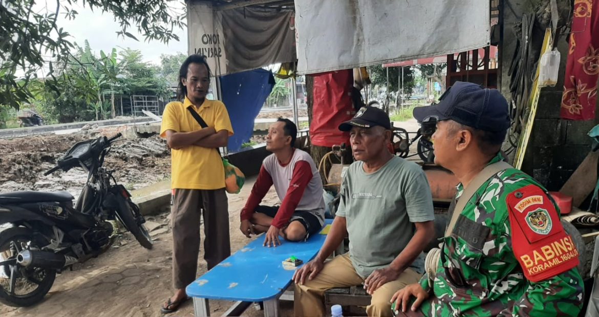 Serda Rosid Anggota Koramil 1604/Jatibarang Indramayu Melakukan Komsos Bersama Masyarakat Desa Krasak Kecamatan Jatibarang 