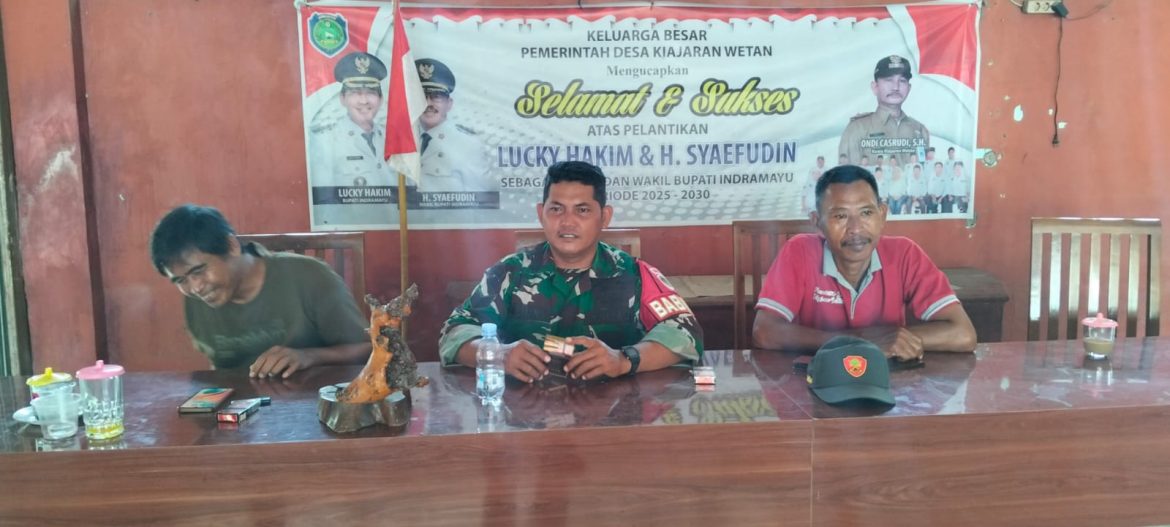 Babinsa Koramil 1603 Lohbener Indramayu Melakukan Komsos Dengan Perangkat Desa Kiajaran Wetan Kecamatan Lohbener 