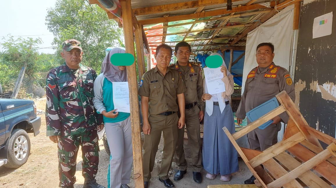 Anggota Koramil 1611/Losarang Indramayu Bersama Pol PP Melakukan Kegiatan Razia Pelajar di Wilayah Kecamatan Losarang 