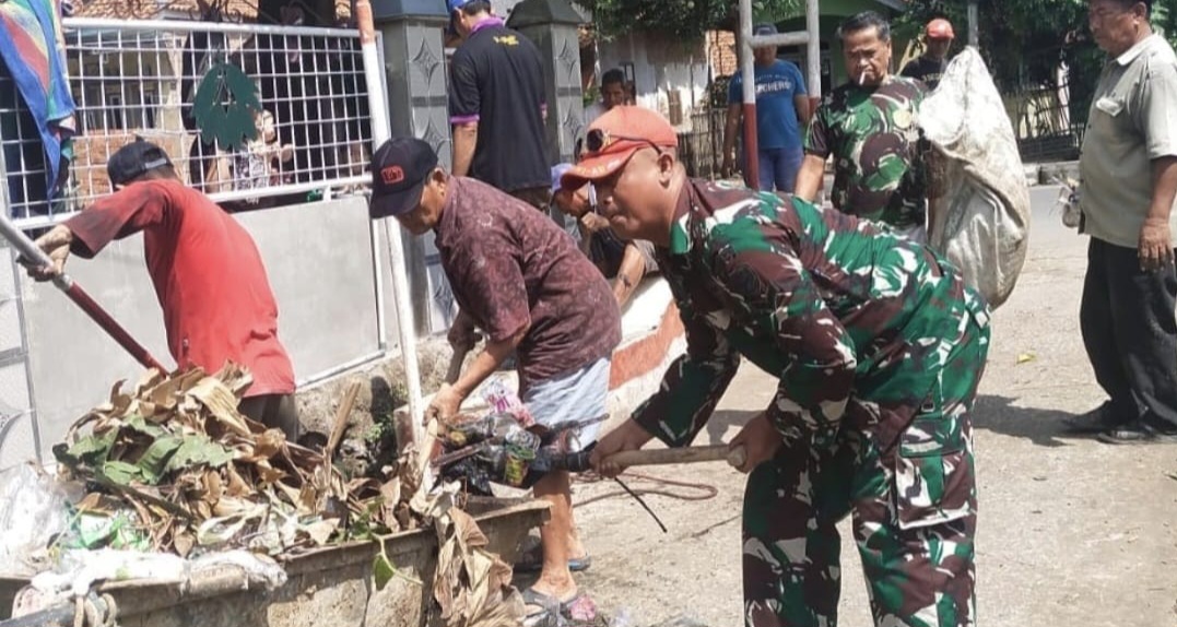 Anggota Koramil 1608 Karangampel Indramayu Kegiatan Karya Bhakti Pembersihan Saluran Air Dalam Rangka Peringatan HUT TNI ke-80 tahun 2025