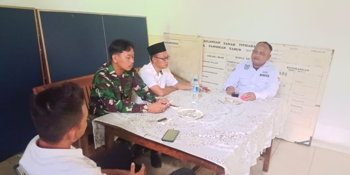 Anggota Koramil 1604 Jatibarang Indramayu Melakukan Komsos Bersama Pamong Desa Pawidean