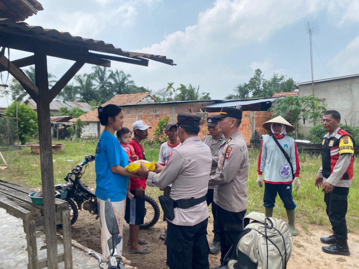 Polres Banyuasin Turun Tangan beri bantuan sembako dan  Bantu Perbaiki Rumah Korban di Talang Kelapa