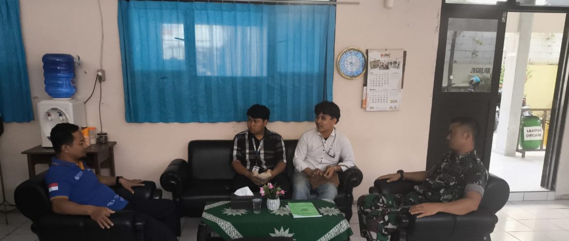 Babinsa Koramil 1608 Karangampel Indramayu Komsos bersama Kepala Sekolah SMA Muhammadiah Karangampel dan Anggota Karangtaruna