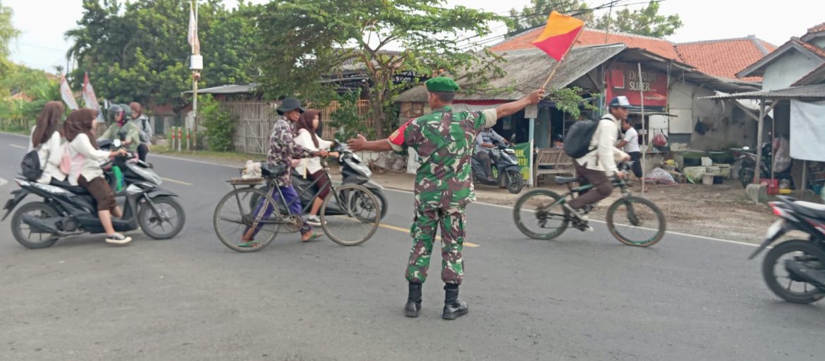 Anggota Koramil 1609 Juntinyuat Indramayu Bantu Masyarakat dan Anak Sekolah Menyebrang Jalan Raya Juntikebon