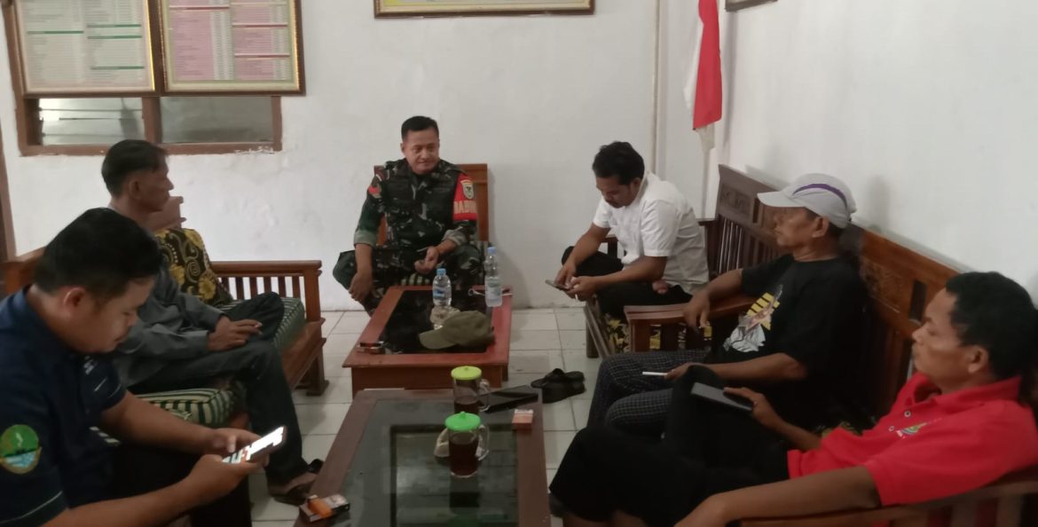 Babinsa Koramil 1609 Juntinyuat Indramayu Melakukan kegiatan Anjangsana Bersama Masyarakat dan Pamong Desa Segeran Kidul