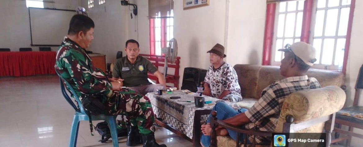 Anggota Koramil 1611 Losarang Indramayu Melakukan Komsos Bersama Masyarakat Desa Puntang 