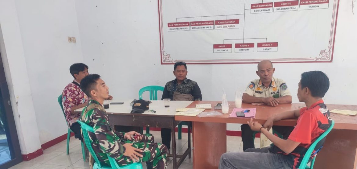 Babainsa Koramil 1603 Lohbener Indramayu Melakukan Komsos di Wilayah Binaan Desa Sindangkerta 