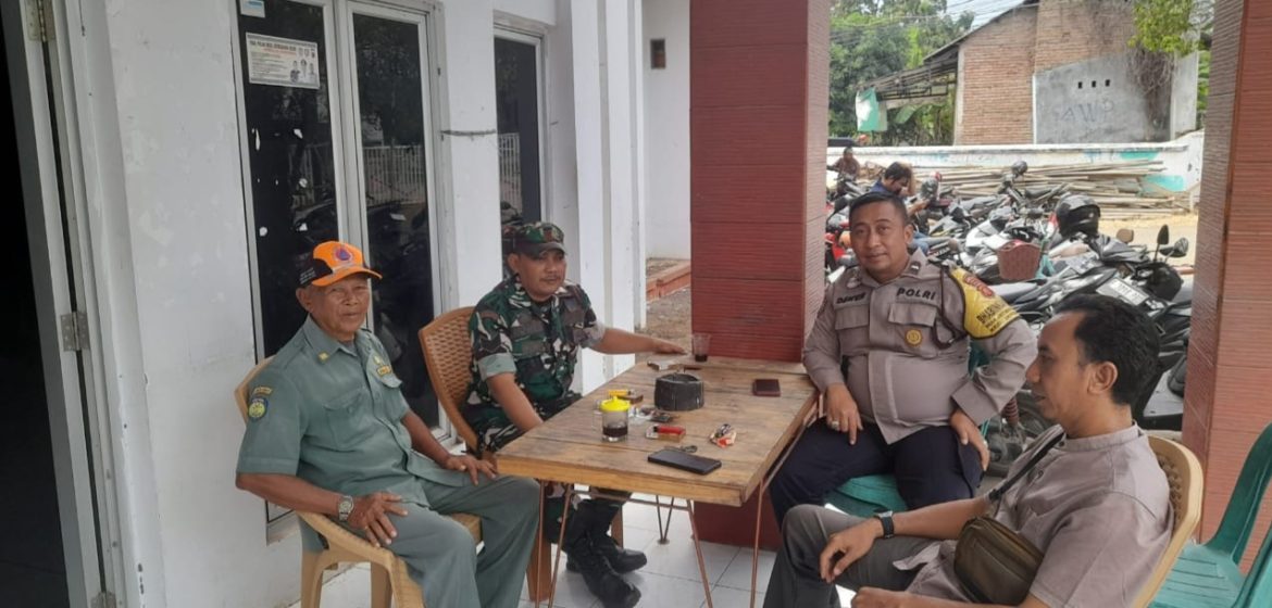 Serka Roni Anggota Koramil 1604/Jatibarang Indramayu Komsos Bersama Toda dan Pamong Desa Jatibarang Baru 