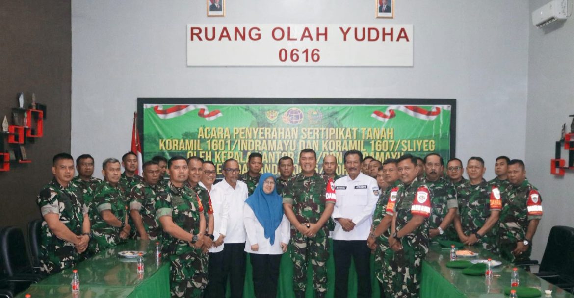 Dandim 0616 Indramayu Letkol Inf Yanuar Setyaga Menerima Sertipikat Hak Atas BMN Dari Kantor Pertanahan Kabupaten Indramayu 