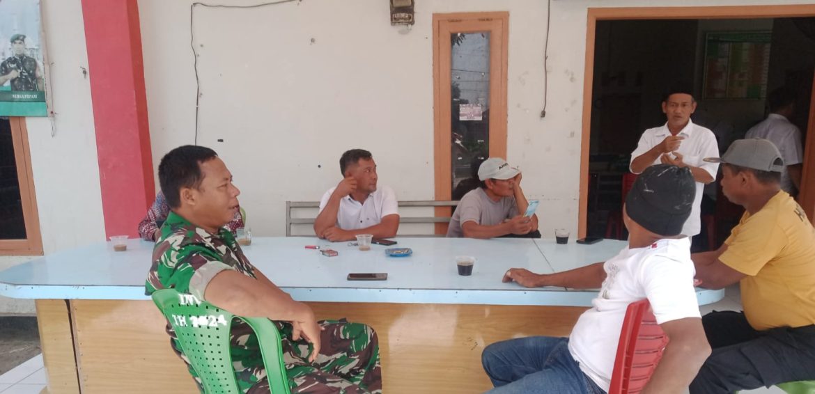 Komsos Babinsa Desa Jambe Serka Samsuri Anggota Koramil 1605 Sukagumiwang Indramayu Bersama Masyarakat 