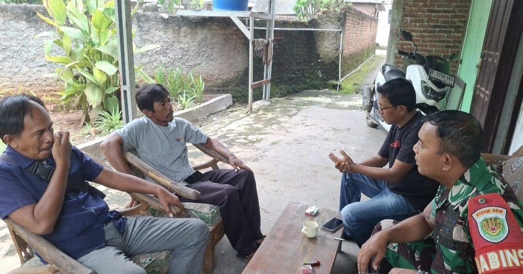 Babinsa Koramil 1608 Karangampel Indramayu Komsos Bersama Warga Blok Underan Desa Pringgacala 