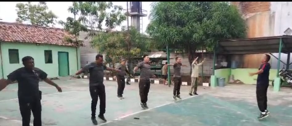 Babinsa Koramil 1608 Karangampel Indramayu Melakukan Olah Raga Pembinaan Fisik Prajurit TNI