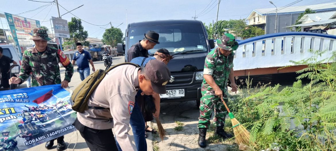 Danramil 1604 Jatibarang Melakukan Kegiatan Karya Bhakti,Dalam Rangka HUT TNI ke 80 Tahun 2025 di Pasar Daerah Jatibarang Desa Bulak