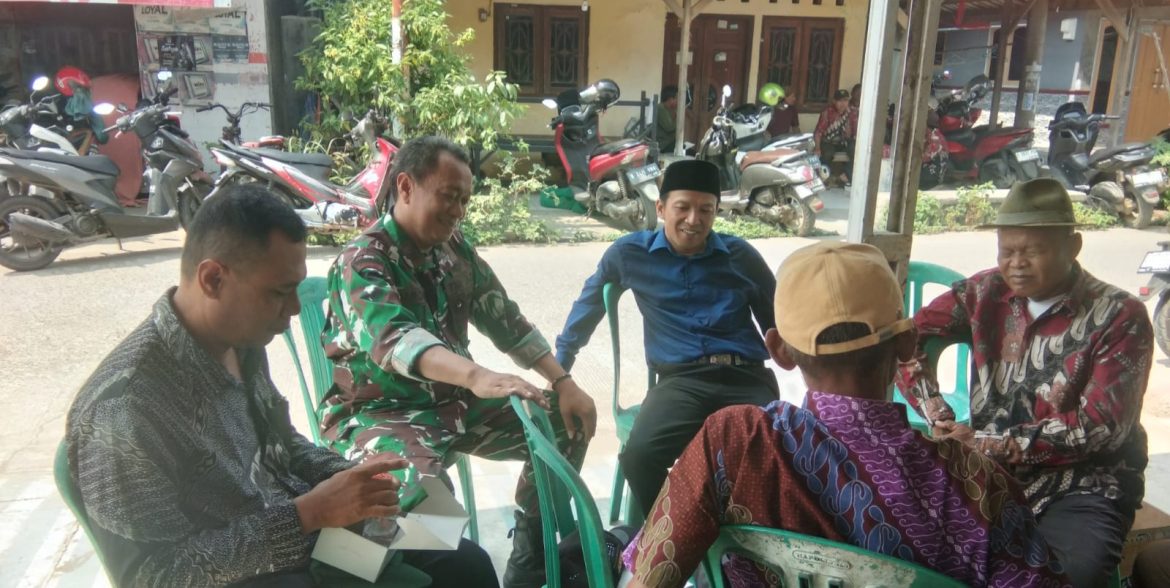 Anggota Koramil 1604 Jatibarang Indramayu melakukan Komsos Bersama Masyarakat Desa Bulak lor