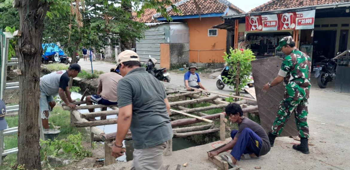 Anggota Koramil 1602 Sindang Indramayu Melakukan Karya Bakti Pembangunan Poskamling Desa Panyindangan Wetan